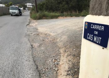 Socavón en la entrada a una de las calles del barrio de Cas Mut