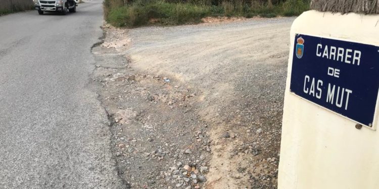 Socavón en la entrada a una de las calles del barrio de Cas Mut