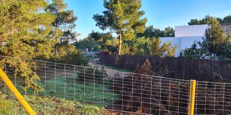 Cerco que había instalado el particular.