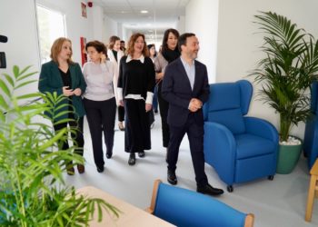 Francina Armengol, acompañada por Ana Juan y Fina Santiago, durante la visita a la residencia de Formentera.