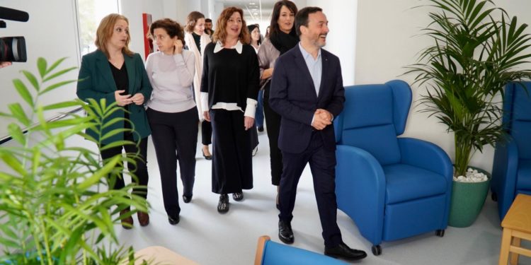 Francina Armengol, acompañada por Ana Juan y Fina Santiago, durante la visita a la residencia de Formentera.