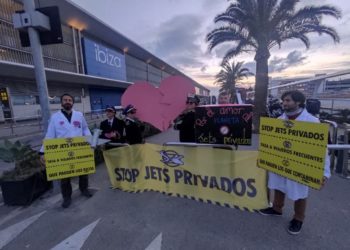 Protesta, ayer, contra los jets privados en el aeropuerto de Ibiza