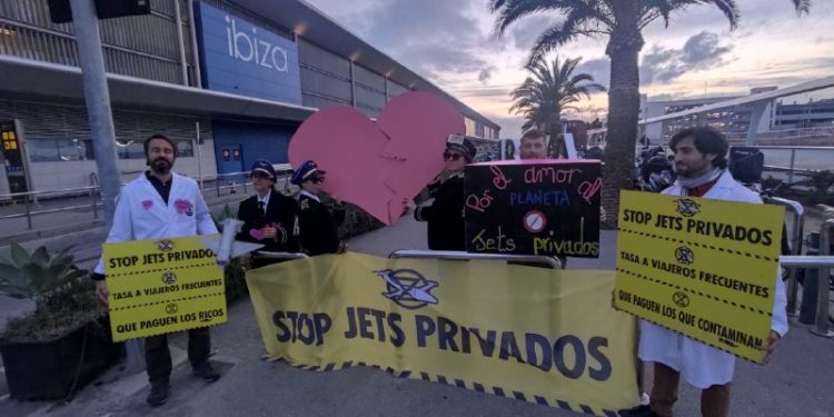Protesta, ayer, contra los jets privados en el aeropuerto de Ibiza