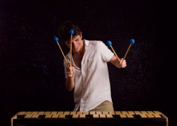 Andrés Coll tocando la marimba