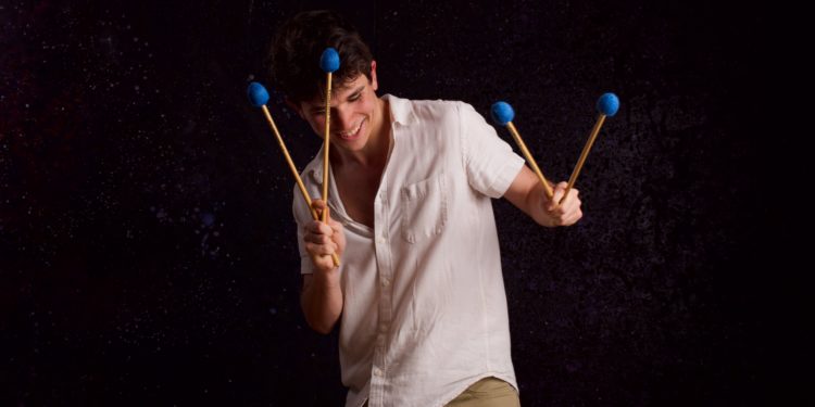 Andrés Coll tocando la marimba
