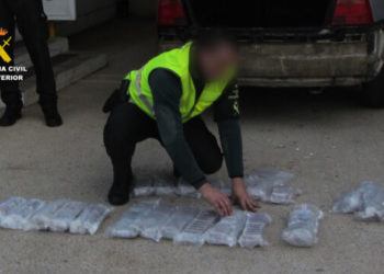 Sacos con la droga en una imagen facilitada por la Guardia Civil