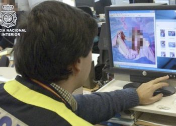 Imagen de archivo de la Policía Nacional investigando casos de pornografía infantil en internet