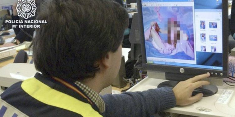 Imagen de archivo de la Policía Nacional investigando casos de pornografía infantil en internet