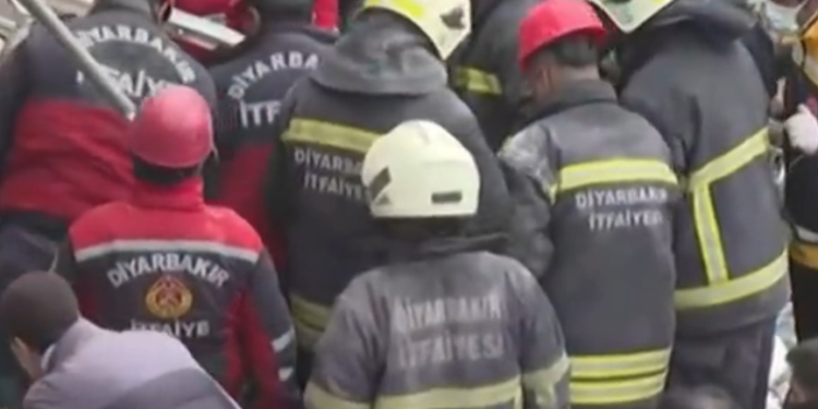 Trabajos en un edificio afectado por el terremoto. Imagen: TVE