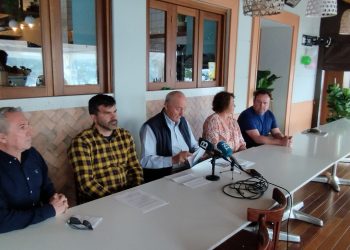 Pepe Roselló, en mitad de la mesa, rodeado de parte de la directiva, en la presentación de Noches de Ibiza en marzo de 2023. Foto V. R.
