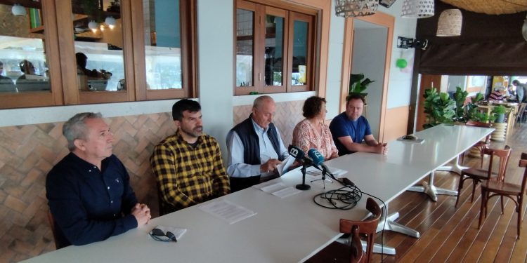 Pepe Roselló, en mitad de la mesa, rodeado de parte de la directiva, en la presentación de Noches de Ibiza en marzo de 2023. Foto V. R.