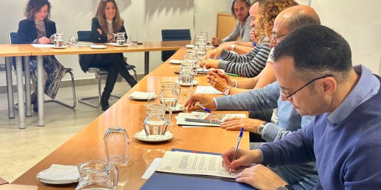 En primer termini, Pedro Ródenas, president de la secció sindical de SINTTA CAIB, signant l'acord