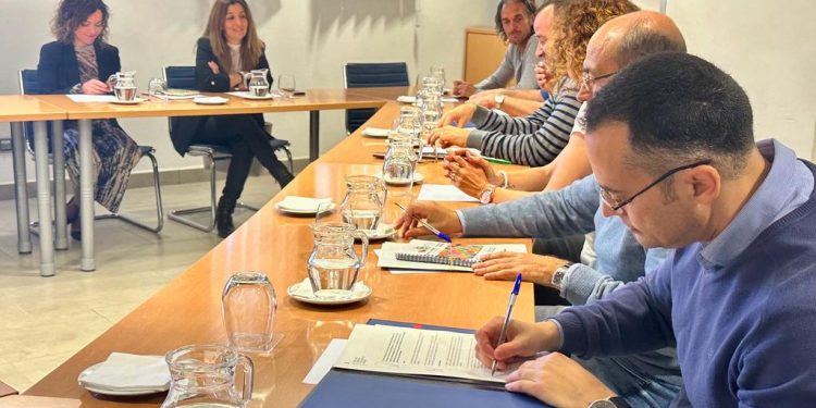 En primer termini, Pedro Ródenas, president de la secció sindical de SINTTA CAIB, signant l'acord