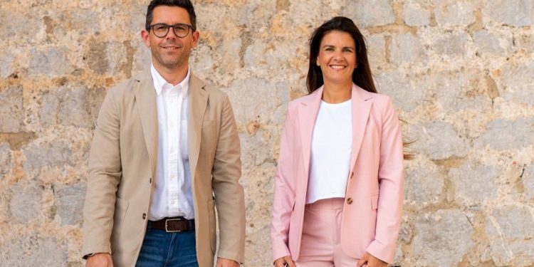 Laura Planells, junto al candidato Rafa Triguero, en una imagen proporcionada por el partido.