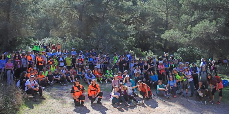 Foto de familia de los senderistas.