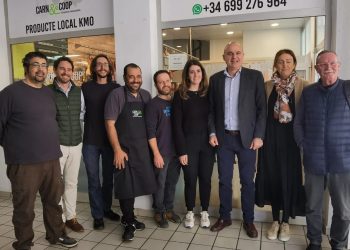 Vicent Marí ha acudido al acto donde se ha fotografiado con los ganaderos ante el puesto del Mercat Nou