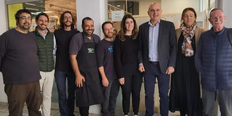 Vicent Marí ha acudido al acto donde se ha fotografiado con los ganaderos ante el puesto del Mercat Nou