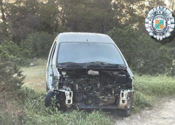 Restos de un vehículo abandonado y denunciado, en una imagen de la Policía Local de Sant Josep
