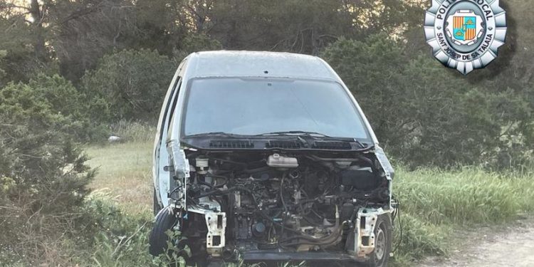Restos de un vehículo abandonado y denunciado, en una imagen de la Policía Local de Sant Josep