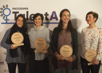 La ibicenca Laia Ribes, segunda por la derecha, con su premio como finalista.