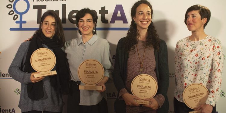 La ibicenca Laia Ribes, segunda por la derecha, con su premio como finalista.