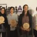 La ibicenca Laia Ribes, segunda por la derecha, con su premio como finalista.