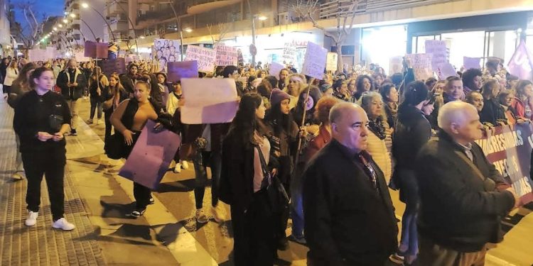 La marcha feminista, en un tramo del recorrido. Fotos: Carlos Planells.