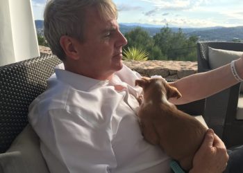 Jim Mellon con la podenquita Juno, cuando era una cachorra, y que ha inspirado el cuento.