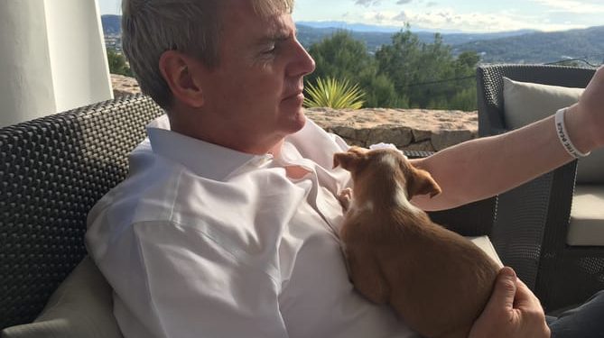 Jim Mellon con la podenquita Juno, cuando era una cachorra, y que ha inspirado el cuento.