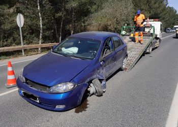 El Chevrolet es retirado por efectivos de Grúas Ibiza