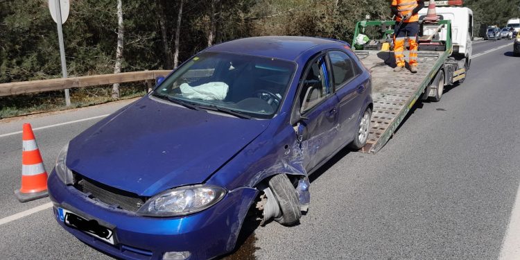El Chevrolet es retirado por efectivos de Grúas Ibiza
