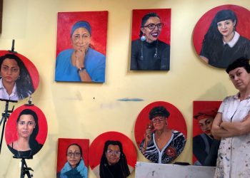 Aida Miró en su estudio rodeada de los retratos de 'Mujeres del Bronx'.