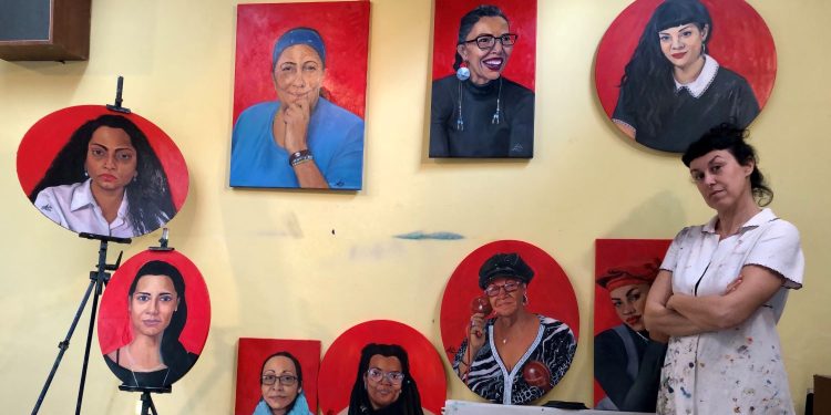 Aida Miró en su estudio rodeada de los retratos de 'Mujeres del Bronx'.