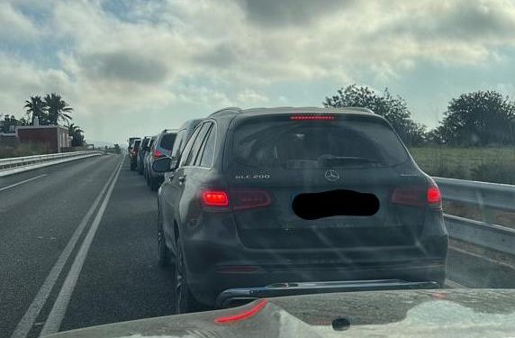 Una imagen de uno de los numerosos atascos que se registraron  en la carretera de Sant Josep durante las obras del año pasado