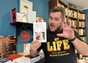 Ben Clark, en la librería salmantina Letras Corsarias, en una divertida pose con su libro 'Demonios'. Foto Mariano Acosta