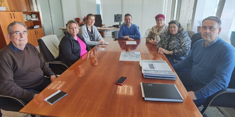 El conseller Mariano Juan ha presentado las mejoras a los vecinos de las zonas por las que transcurre la vía