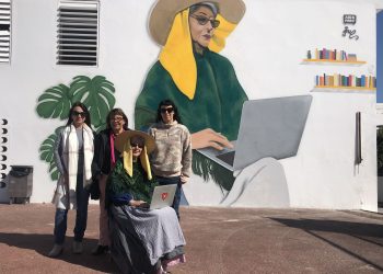 De izquierda a derecha: Neus Ribas (jefa de estudios del centro), Marivi Mengual (orientadora del centro), Aída Miró y Rosa Vicente (modelo payesa).