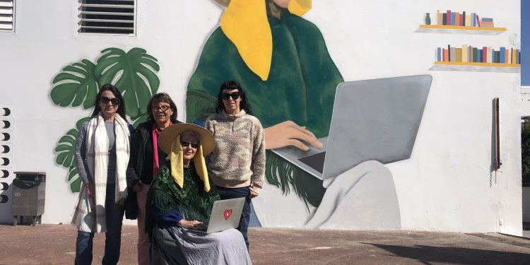 De izquierda a derecha: Neus Ribas (jefa de estudios del centro), Marivi Mengual (orientadora del centro), Aída Miró y Rosa Vicente (modelo payesa).