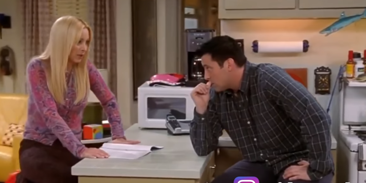 Phoebe y Joey en la famosa escena de 'Friends'.