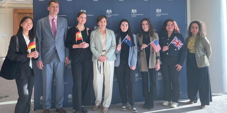 Carlie, en el centro de la imagen con la bandera australiana y junto a la embajadora de ese país, Sophia McIntyre, posa junto al resto de ganadoras y Hugh Elliott, embajador de Reino Unido.