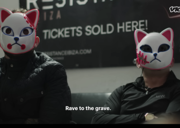 Dos trabajadores, con el rostro oculto tras máscaras, explican su experiencia con las drogas como vendedores y consumidores. "Rave to the grave" significa "de la fiesta a la tumba'.
