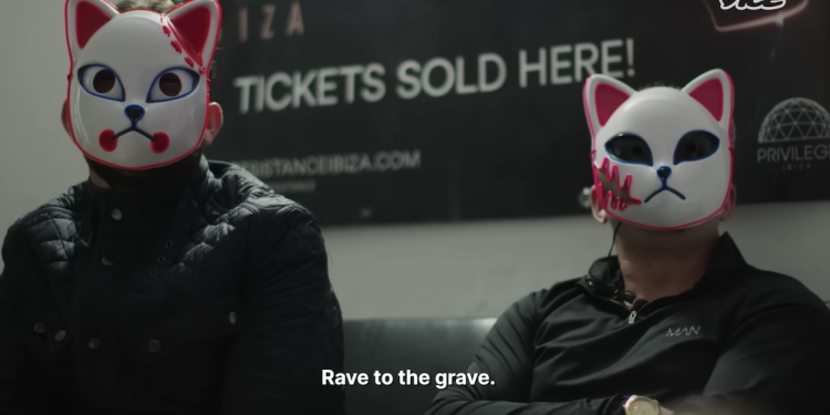 Dos trabajadores, con el rostro oculto tras máscaras, explican su experiencia con las drogas como vendedores y consumidores. "Rave to the grave" significa "de la fiesta a la tumba'.