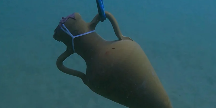 Una tinaja en el fondo del mar con vino en su interior en un fotograma del documental de Xavi Herrero.