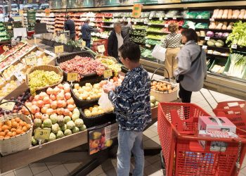Consumidores hacen la compra en el hipermercado EROSKI Artea © MITXI