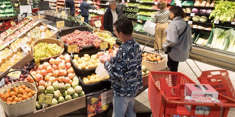 Consumidores hacen la compra en el hipermercado EROSKI Artea © MITXI
