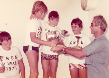 Entrega de trofeos a cargo del primer presidente, Pepe Roselló, en 1974.