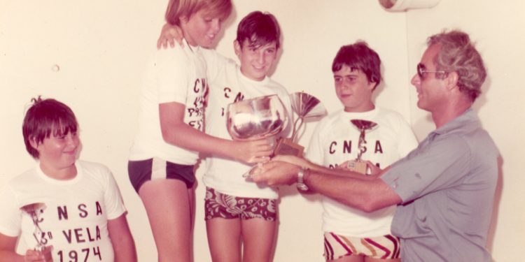 Entrega de trofeos a cargo del primer presidente, Pepe Roselló, en 1974.