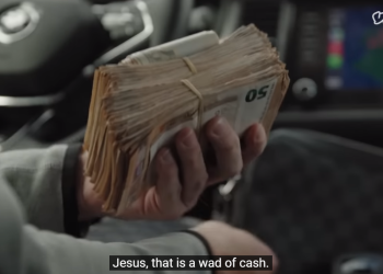 El vendedor de droga muestra a la cámara un fajo de billetes. Imagen de VICE