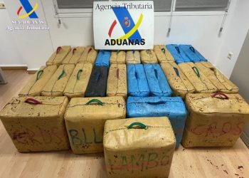 Los fardos, en una imagen facilitada por la Agencia Tributaria, aduanas.