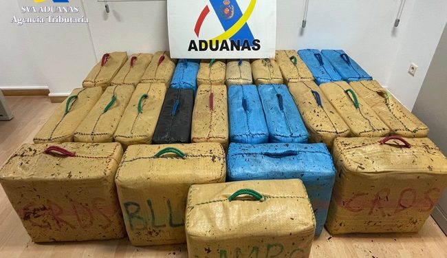 Los fardos, en una imagen facilitada por la Agencia Tributaria, aduanas.